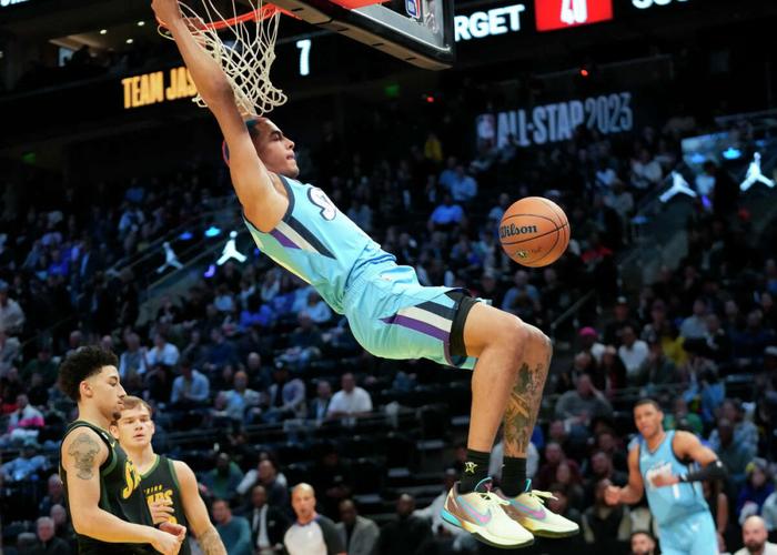 队记：索汉昨日对抗赛中扭伤了左手腕 进入每日观察&将缺席揭幕战