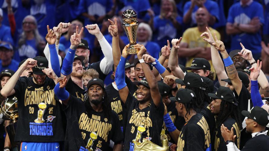 🏆我们是总冠军！俄城升起第一面NBA冠军旗帜！