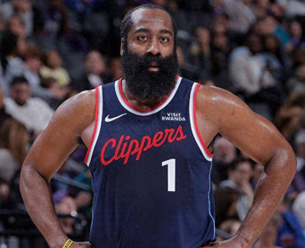 哈登爆发三分6中5半场26分!快船领先太阳16分 小卡13分 狄龙15分