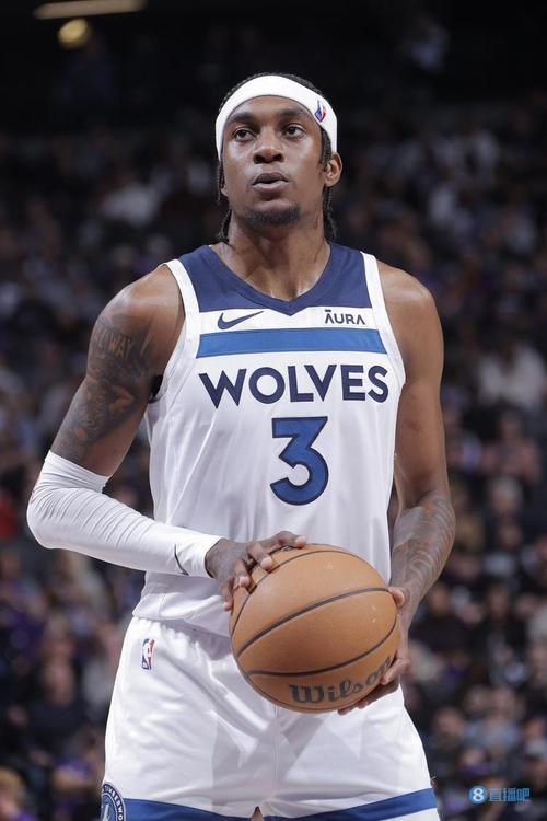 攻防真稳定!麦克丹尼尔斯半场9中6贡献15分2板3帽