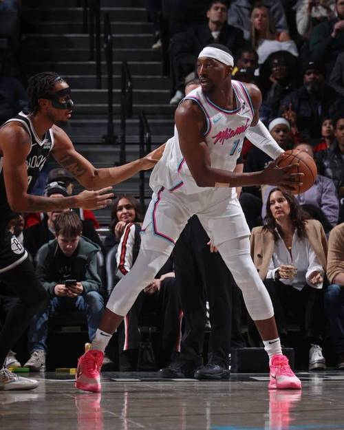 阿德巴约谈文班7尺5:联盟本就很多高大球员 记者更惊叹他的身高