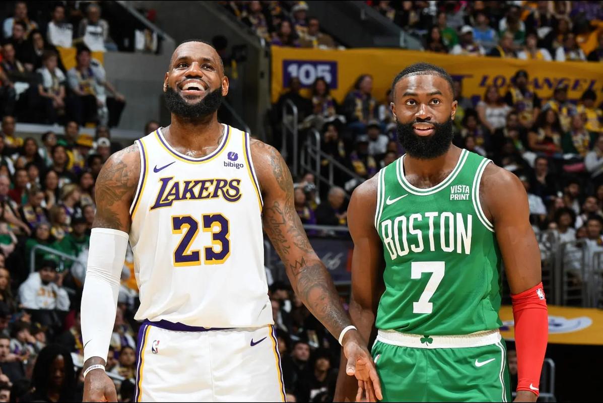 询问是否应该植发！杰伦-布朗：确实在直播中给詹姆斯打电话了