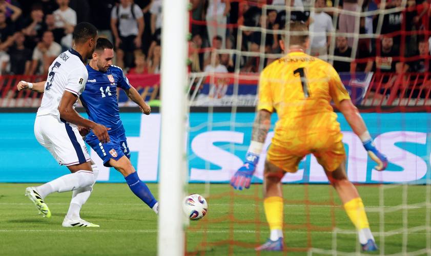 锁定胜局！福登助攻埃泽兜射破门，英格兰2-0领先塞尔维亚