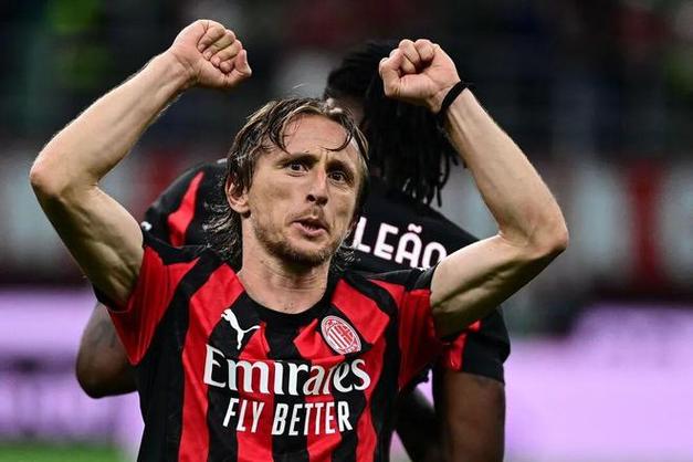 晚邮报：莫德里奇在圣西罗有一个包厢，用来招待亲朋好友