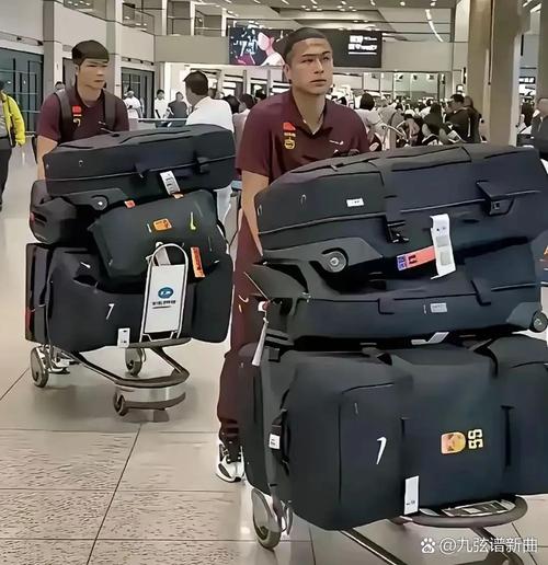 26岁国米旧将范赫斯登宣布退役，本月遭遇生涯第三次膝盖韧带重伤