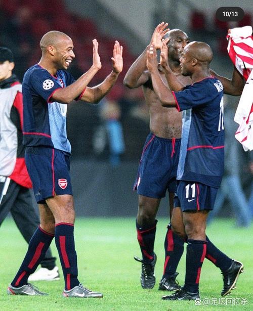 主场1-2落后！红军球迷鸦雀无声，旁边埃因霍温球迷狂舞围巾庆祝