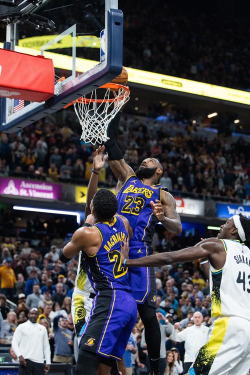 制霸篮下！布克击地助攻篮下马威 后者转身双手重扣