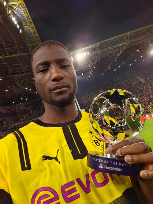 不满调整🙁被提前换下后，多特前锋吉拉西拒绝同教练组握手