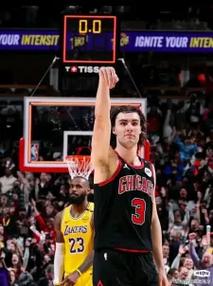 详细阅读:攻防转换!丹尼尔斯抢断后长传 助攻杰伦·约翰逊反击双手飞扣 攻防转换!丹尼尔斯抢断后长传 助攻杰伦·约翰逊反击双手飞扣